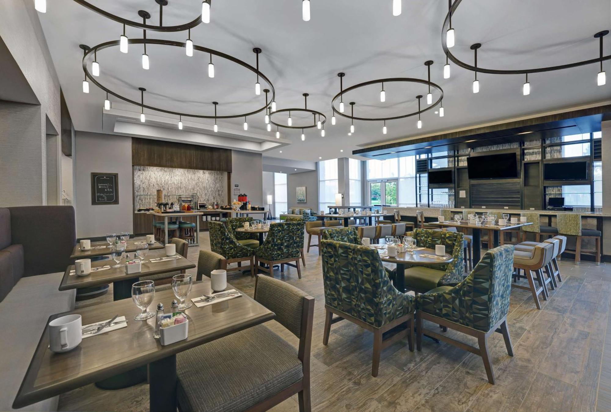 Hilton Garden Inn ماناساس المظهر الخارجي الصورة